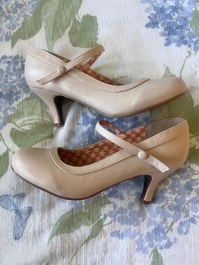 Vintage style cream heels